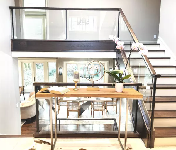 West Vancouver, BC V7V 1L4,2566 Marine DR