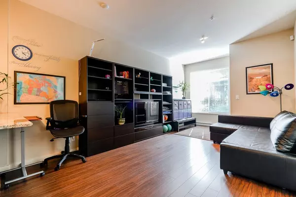 Surrey, BC V3T 0A4,10499 University DR #115