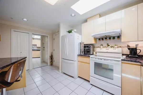 8115 121a ST #407 Surrey, BC V3W 1J2