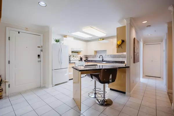 8115 121a ST #407 Surrey, BC V3W 1J2