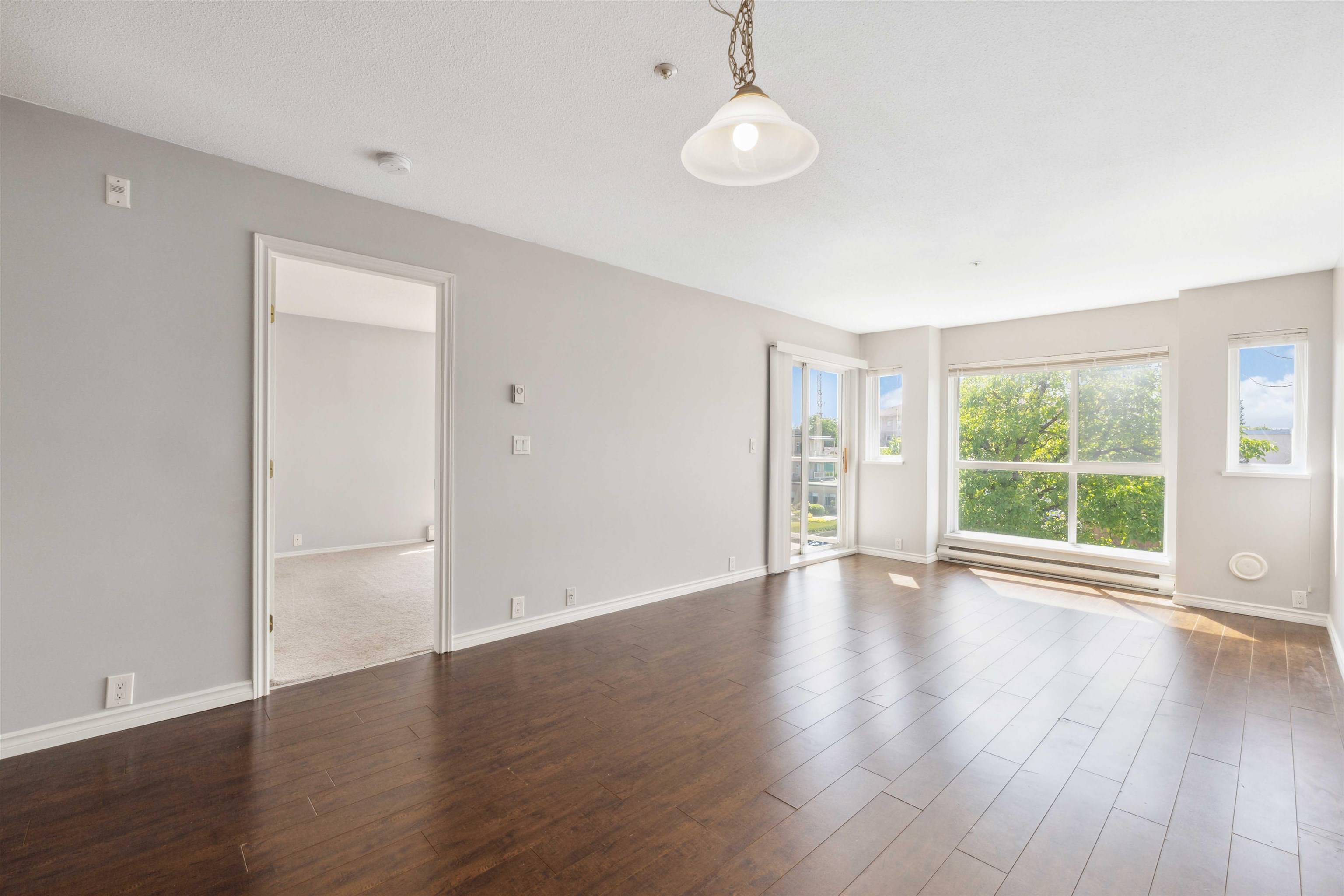 Langley, BC V3A 1W1,5499 203 ST #303