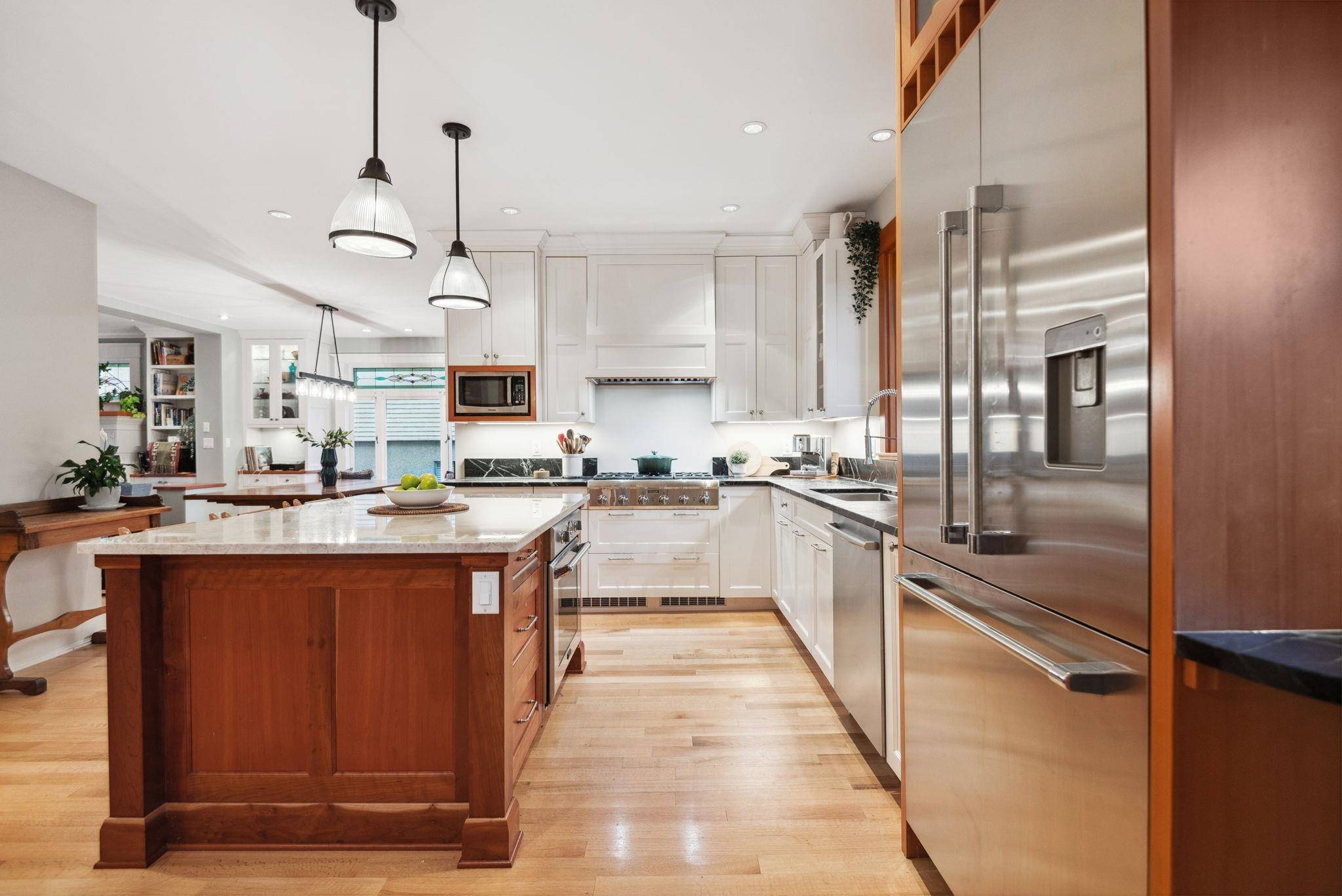 346 E 5th ST North Vancouver, BC V7L 1L9