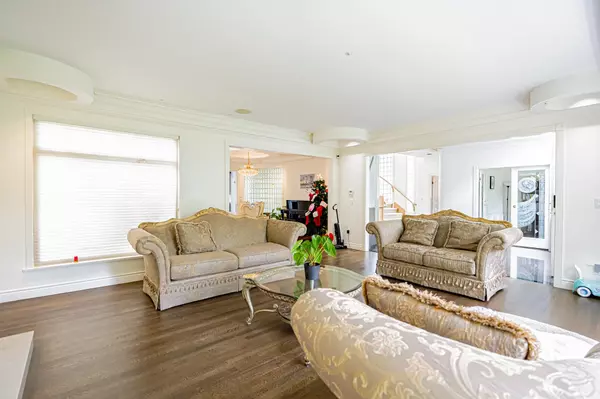 Vancouver, BC V6P 5S6,6879 Arbutus ST