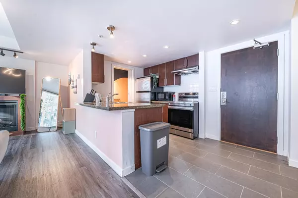 Vancouver, BC V6B 0C1,618 Abbott ST #607