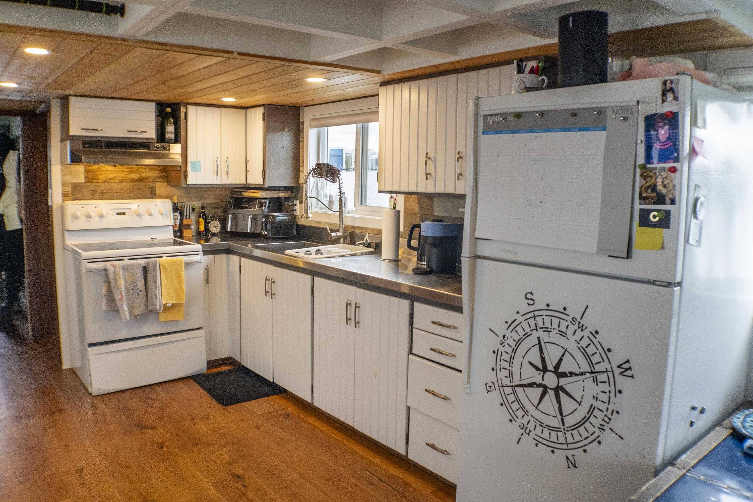 North Vancouver, BC V7M 1A4,415 W Esplanade AVE
