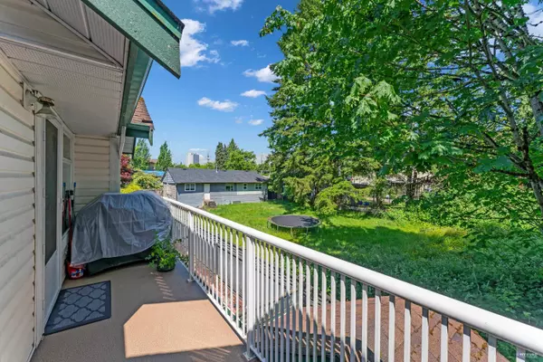 Surrey, BC V3R 4K5,10308 155a ST #204