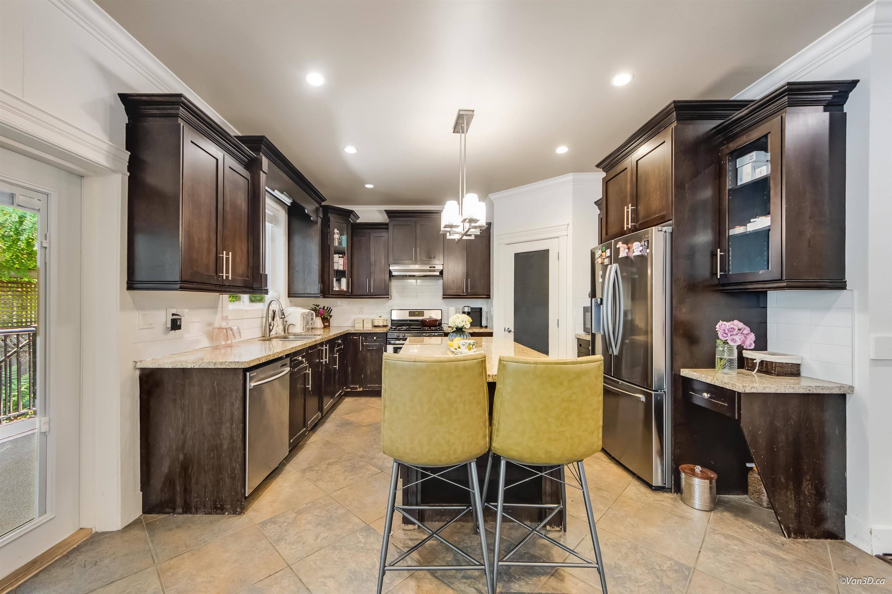 16334 25 AVE Surrey, BC V3Z 6S1