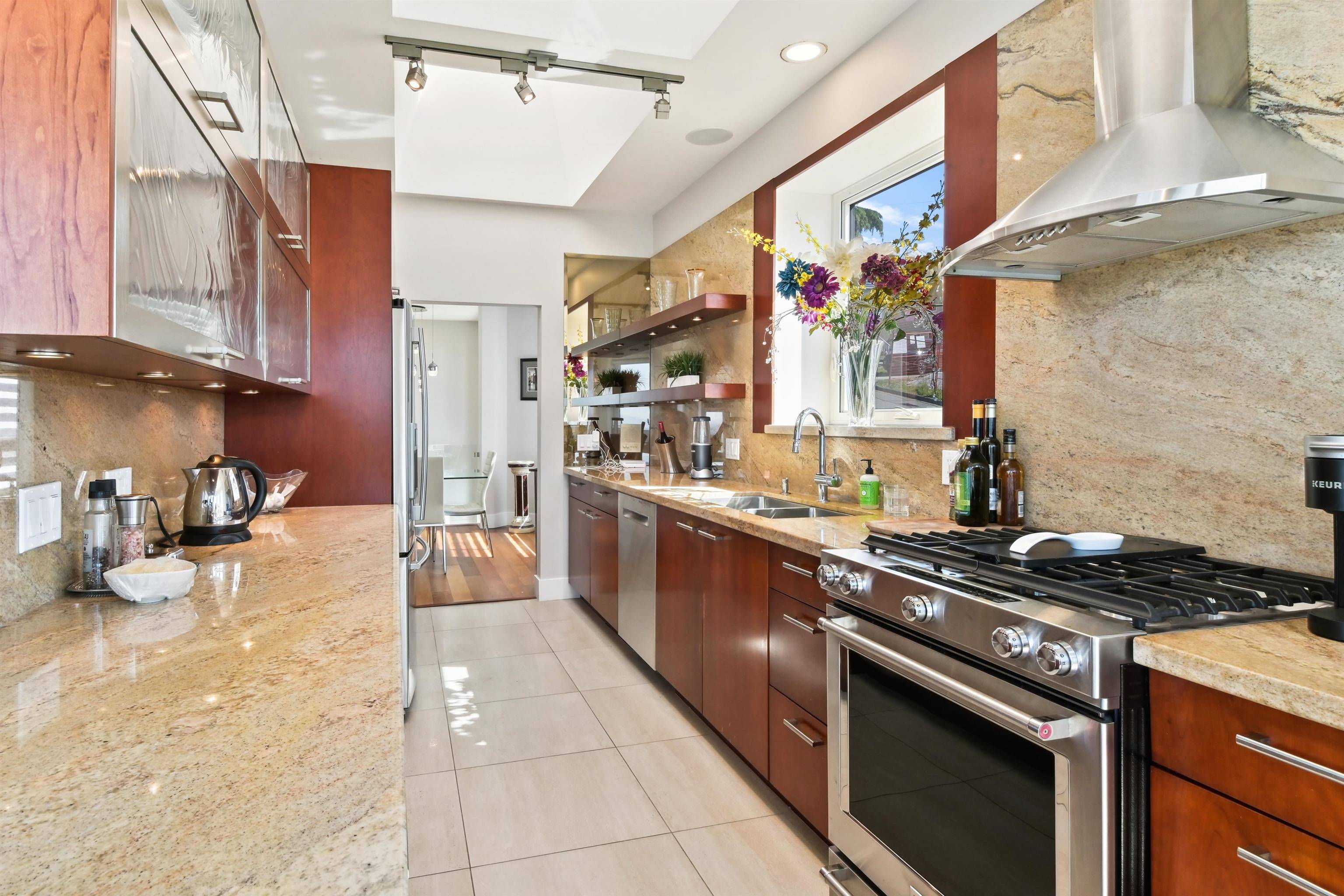 15095 Royal AVE White Rock, BC V4B 1M1