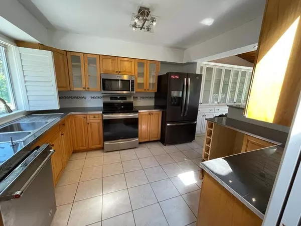 Surrey, BC V3R 2L8,13833 114 AVE
