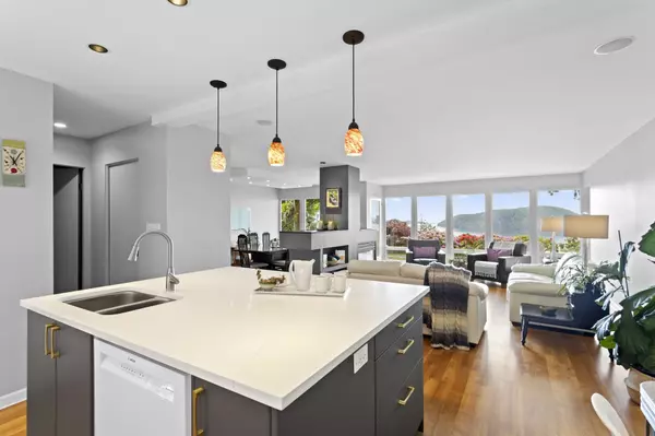 45 Sweetwater PL, Lions Bay, BC V0N 2E0