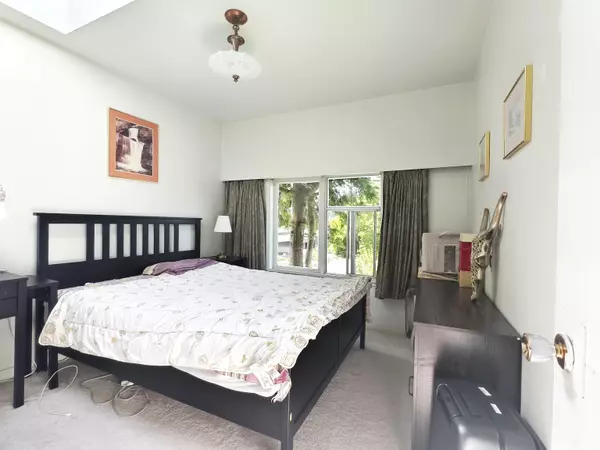 Burnaby, BC V5E 2E9,7606 Ulster ST