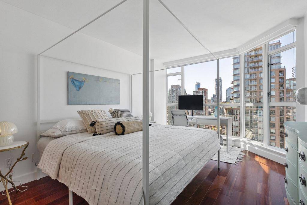 888 Hamilton ST #2404 Vancouver, BC V6B 5W4