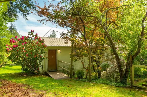 Bowen Island, BC V0N 1G1,508 Collins RD