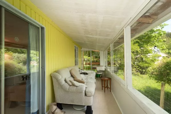 508 Collins RD Bowen Island, BC V0N 1G1