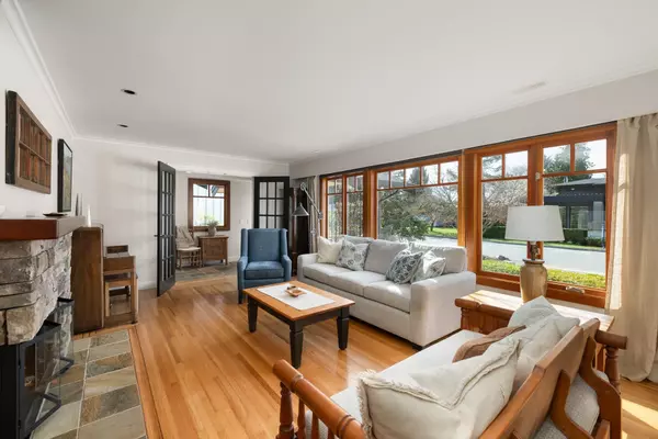North Vancouver, BC V7R 1X7,986 Tudor AVE