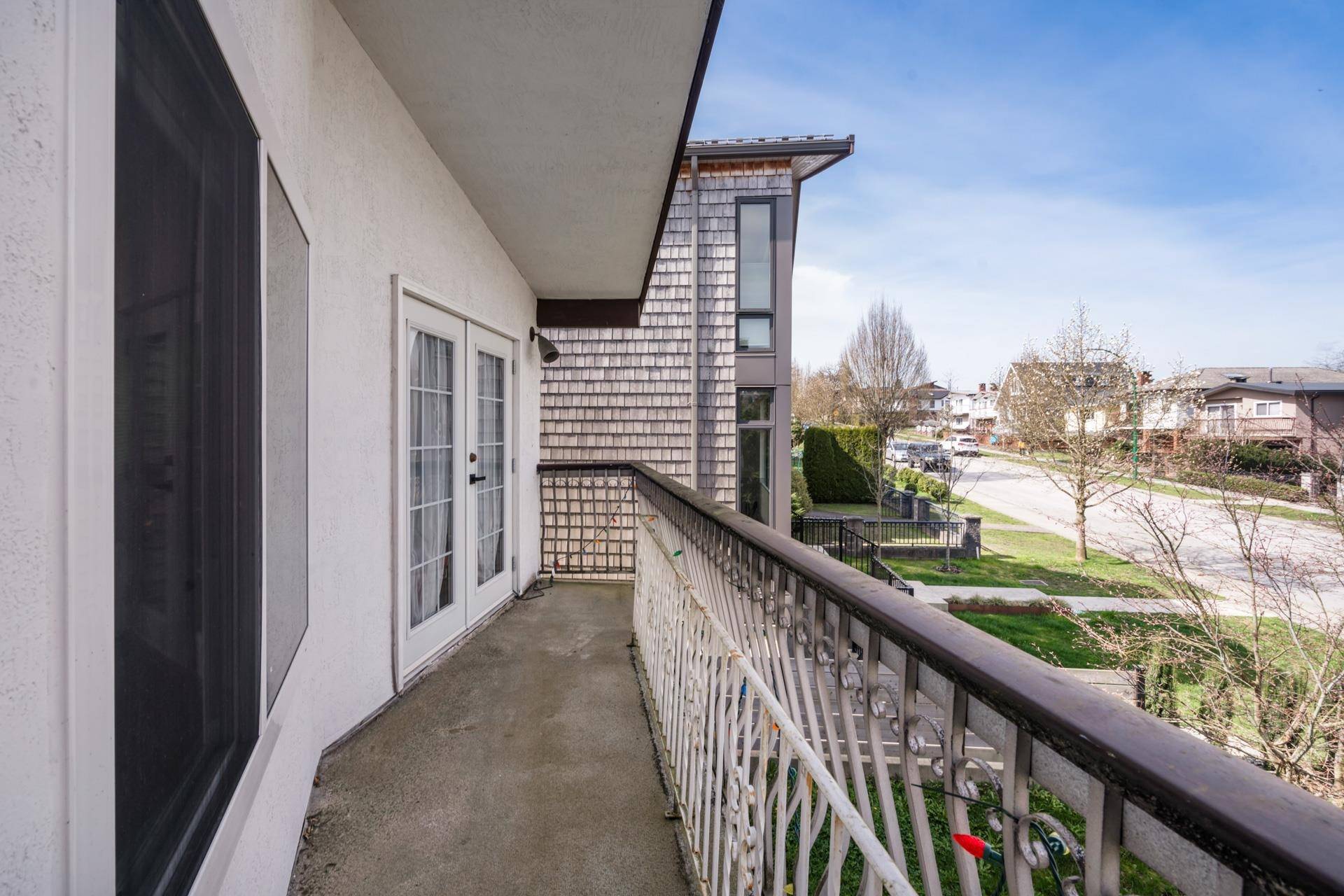 4346 Dundas ST Burnaby, BC V5C 1B3