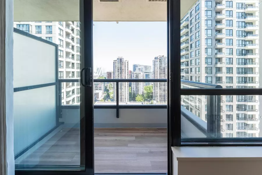 928 Homer ST #1808, Vancouver, BC V6B 1T7