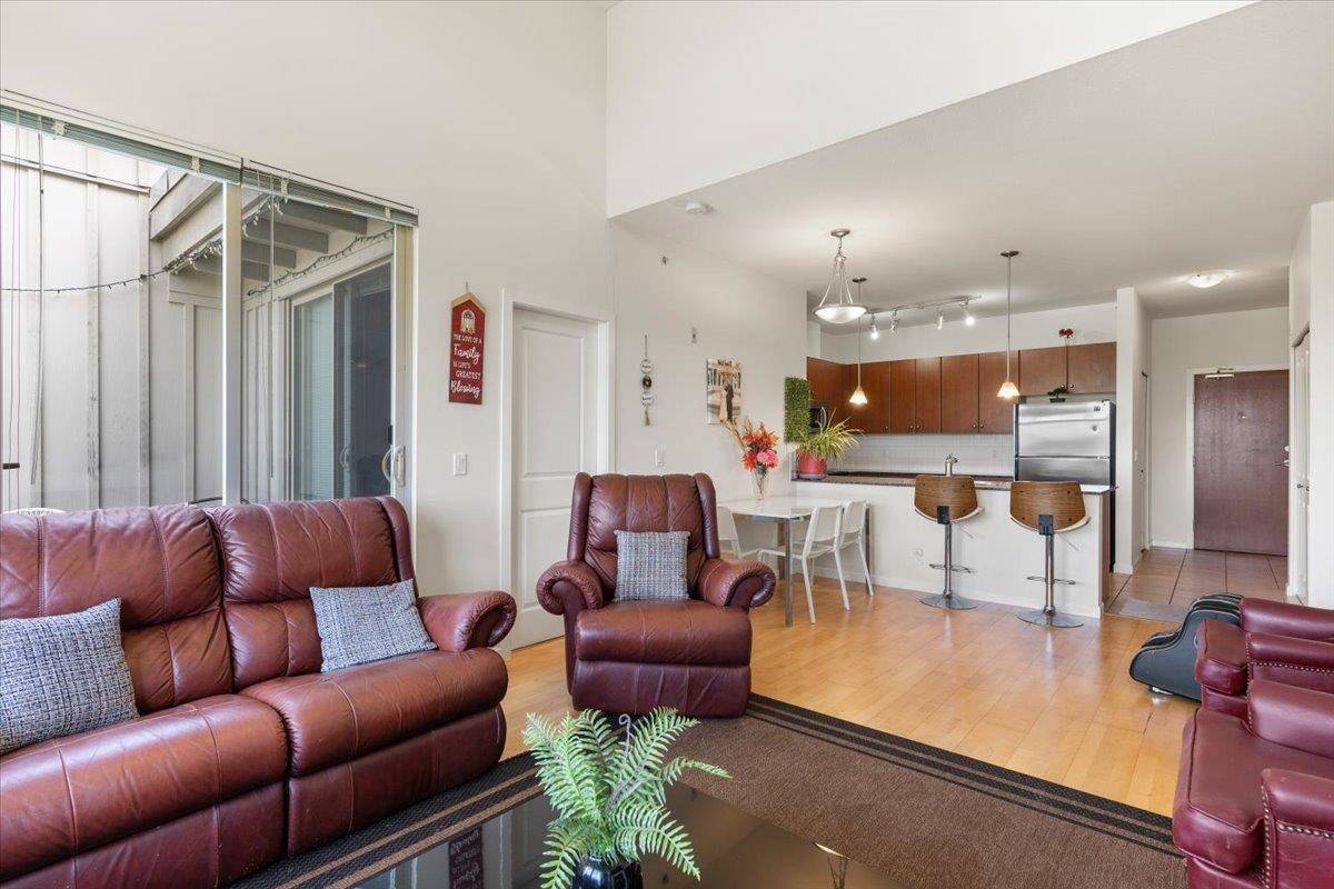 Surrey, BC V3R 0B5,10180 153 ST #415