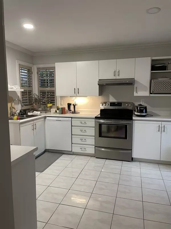 North Vancouver, BC V7M 1T7,225 W 16th ST #13
