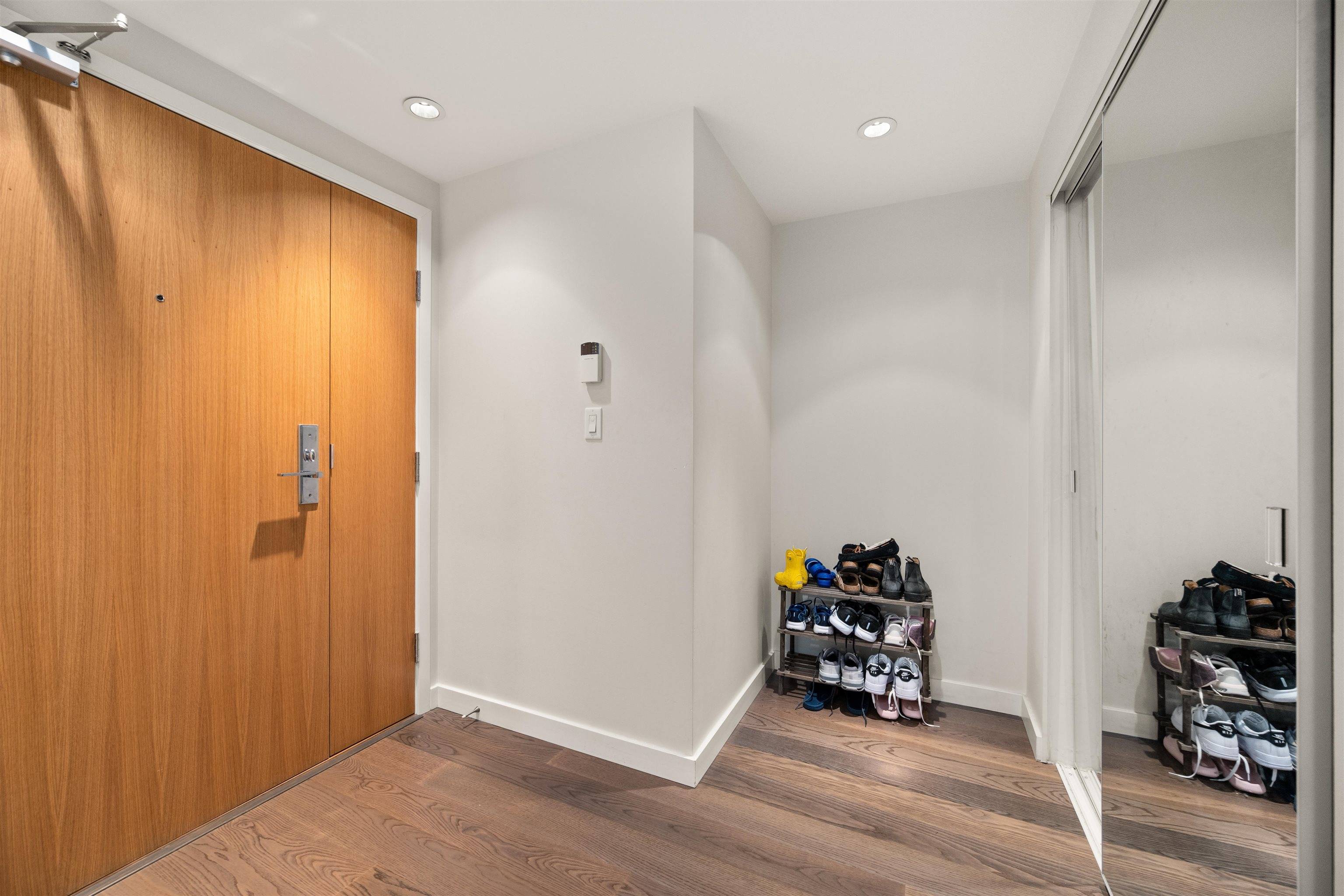 Vancouver, BC V6B 0A5,8 Smithe Mews #705