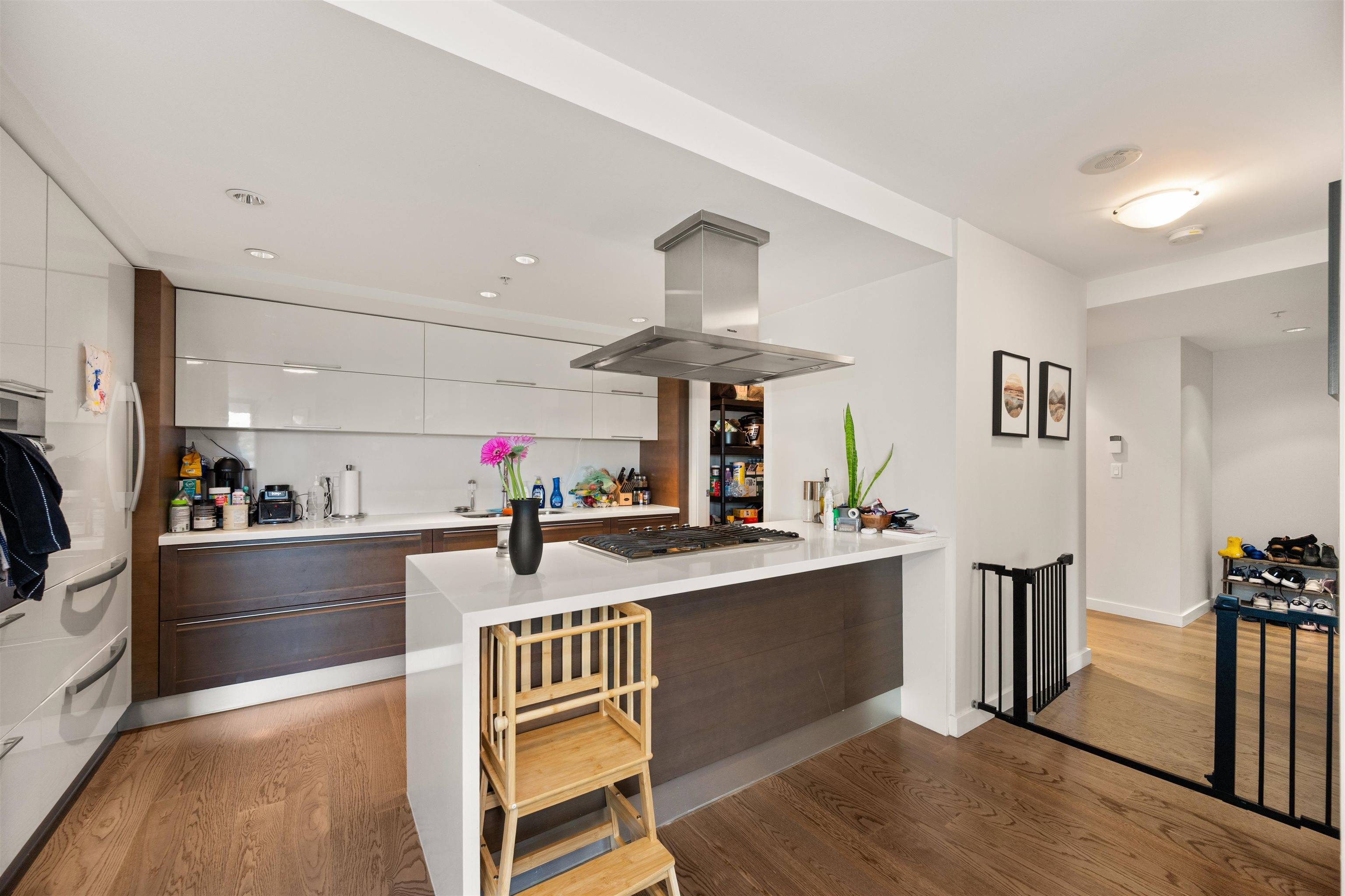8 Smithe Mews #705 Vancouver, BC V6B 0A5