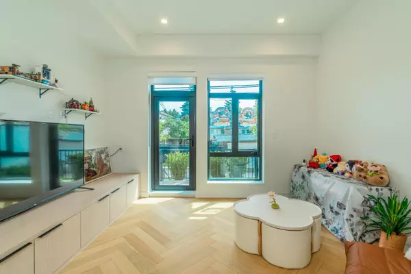 Vancouver, BC V6P 0L2,6778 Oak ST #12