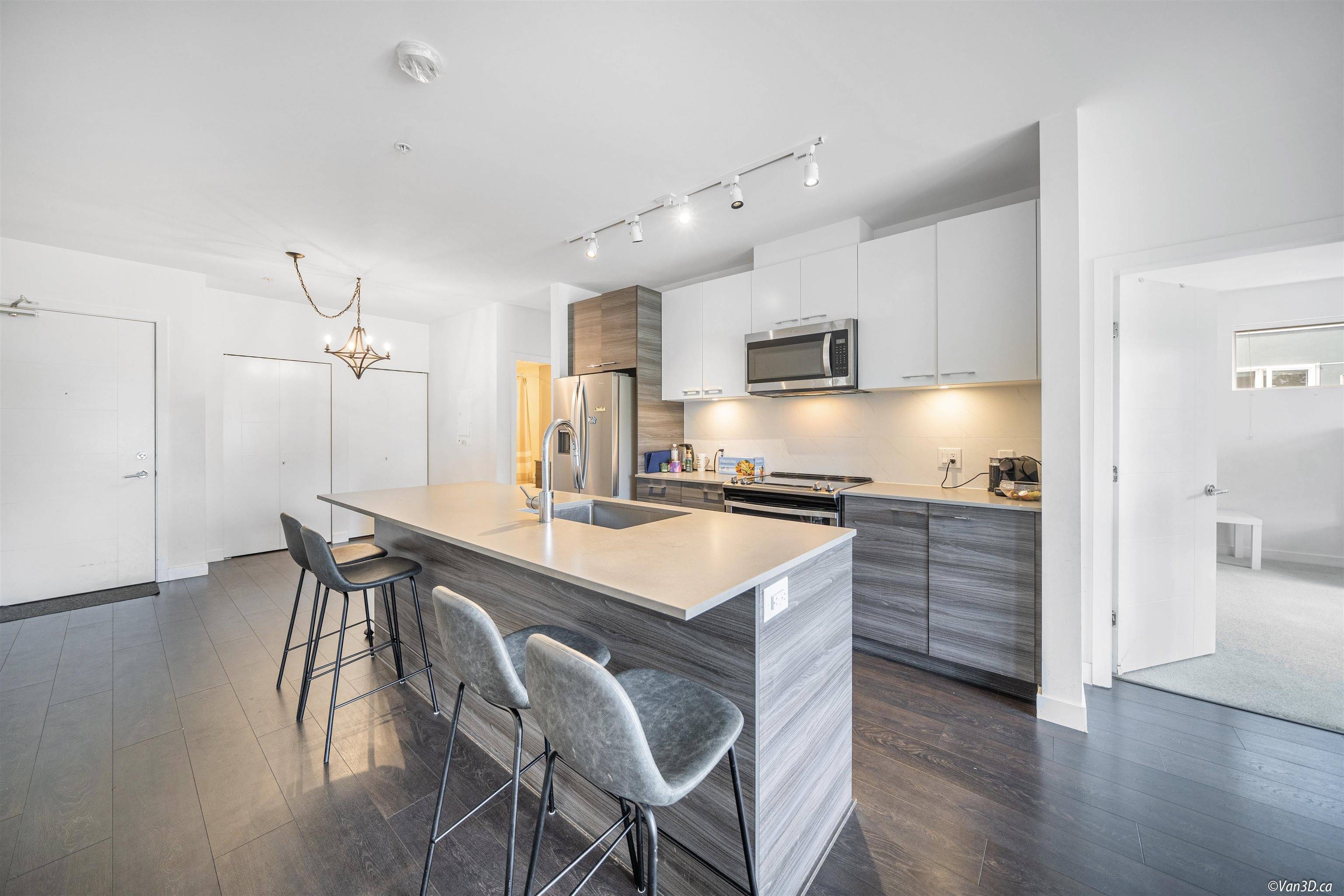 Surrey, BC V3T 0M7,10581 140 ST #319