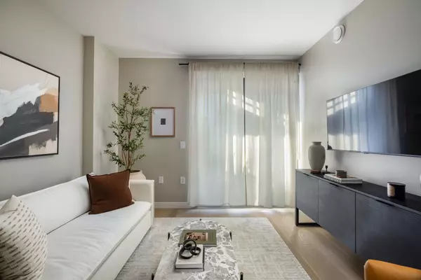 8398 Oak ST #412, Vancouver, BC V6P 4A9
