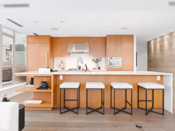 221 Union ST #801 Vancouver, BC V6A 0B4