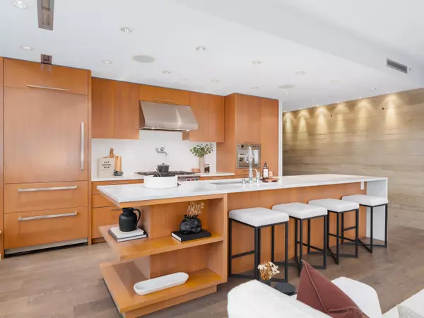 221 Union ST #801 Vancouver, BC V6A 0B4