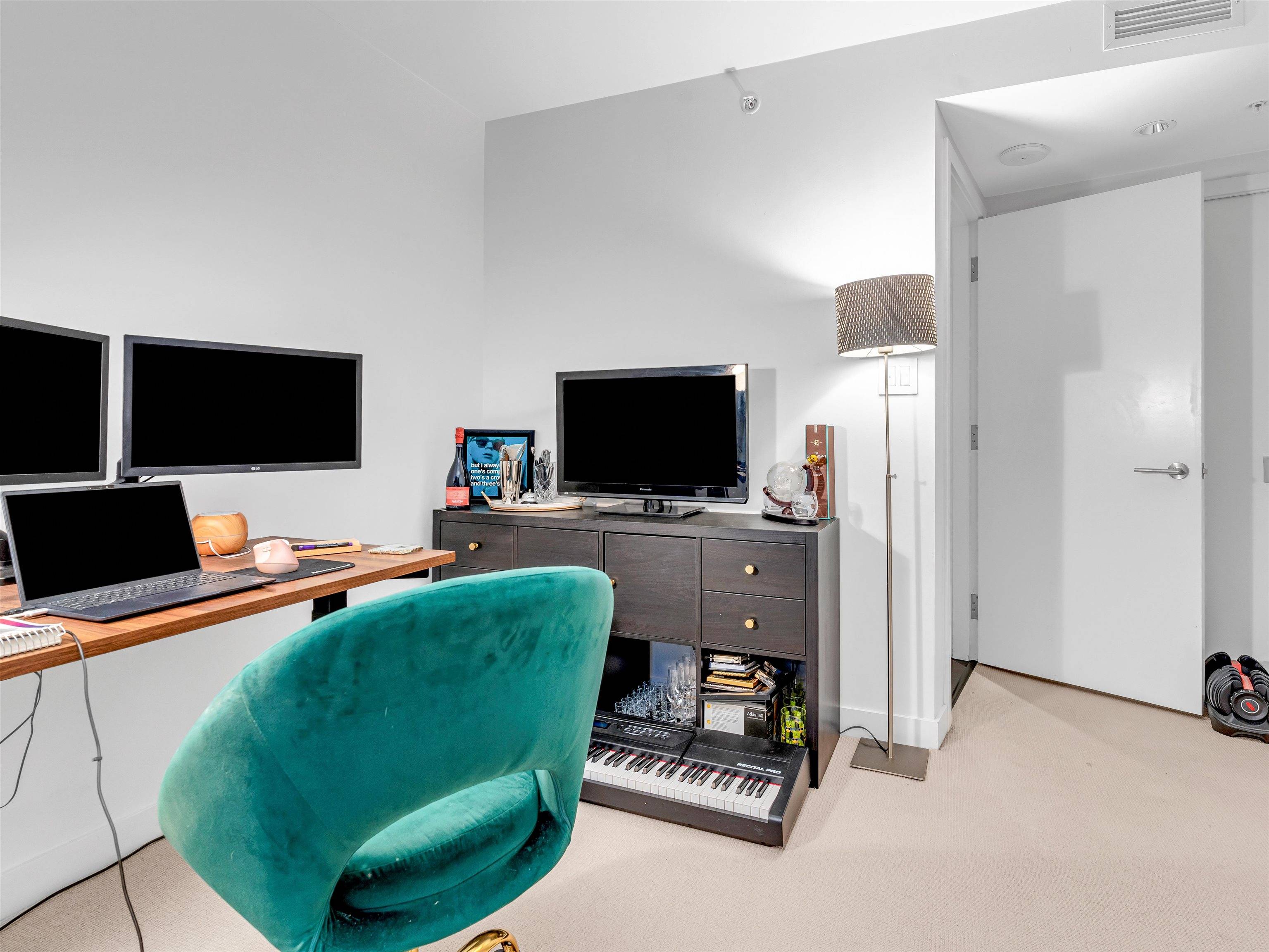 Vancouver, BC V6B 0M6,777 Richards ST #1001