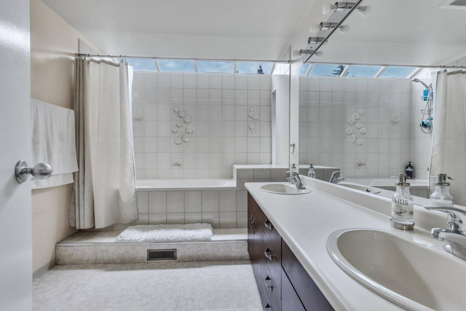 5853 Grousewoods CRES North Vancouver, BC V7R 4V3