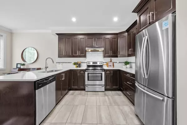 Surrey, BC V3R 7C6,15399 Guildford DR #123