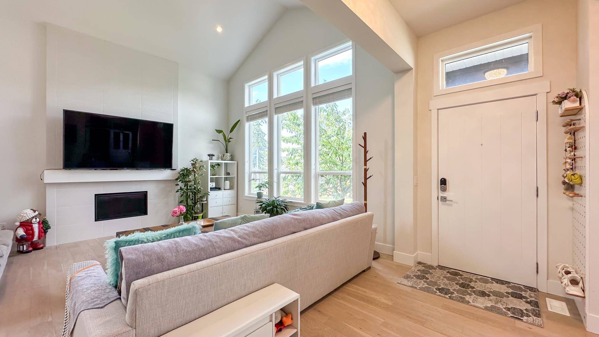 2118 165 ST Surrey, BC V3Z 0V7