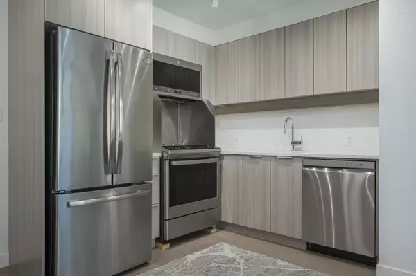 13308 Central AVE #315, Surrey, BC V3T 0M4