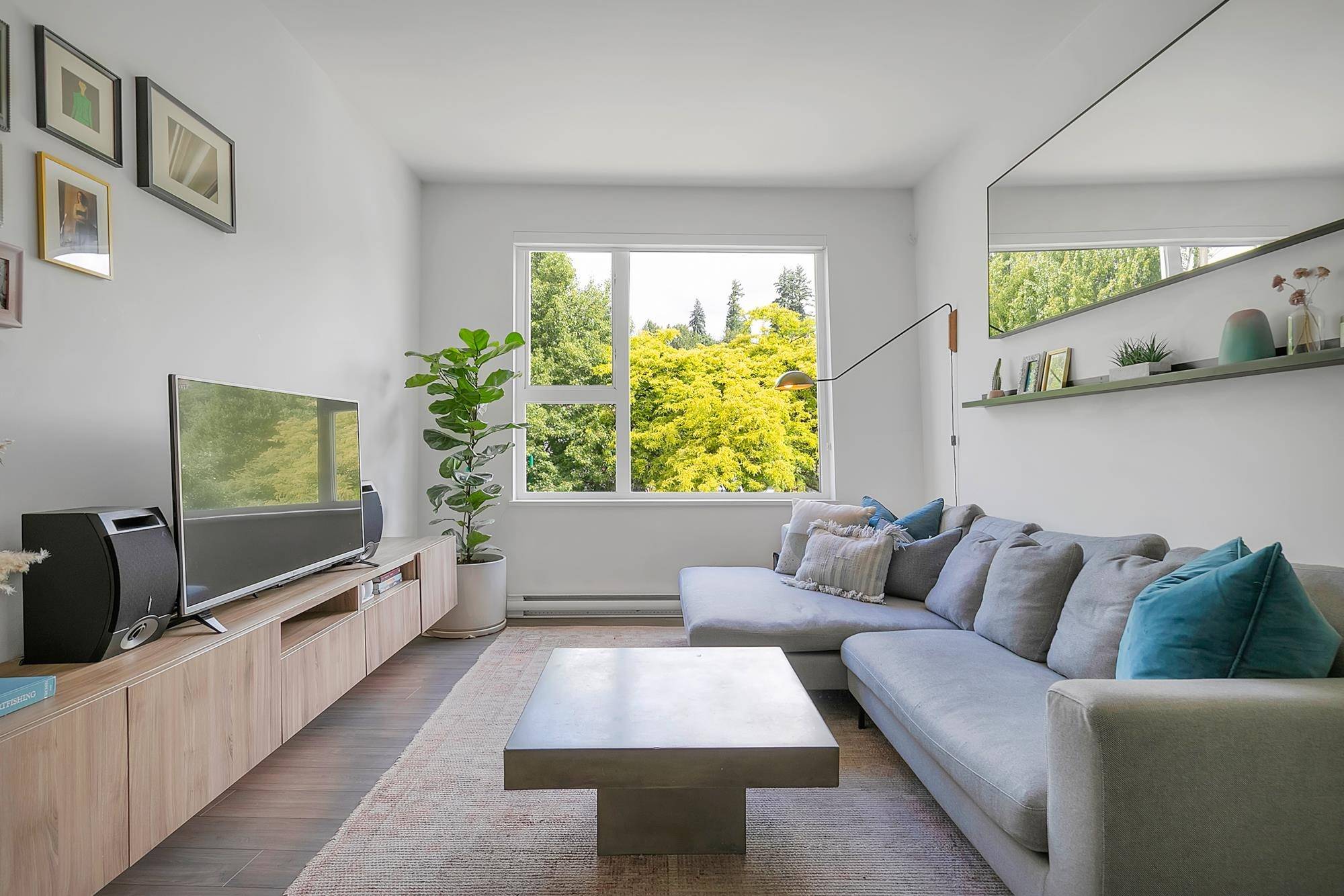 1201 W 16th ST #201 North Vancouver, BC V7P 1R5