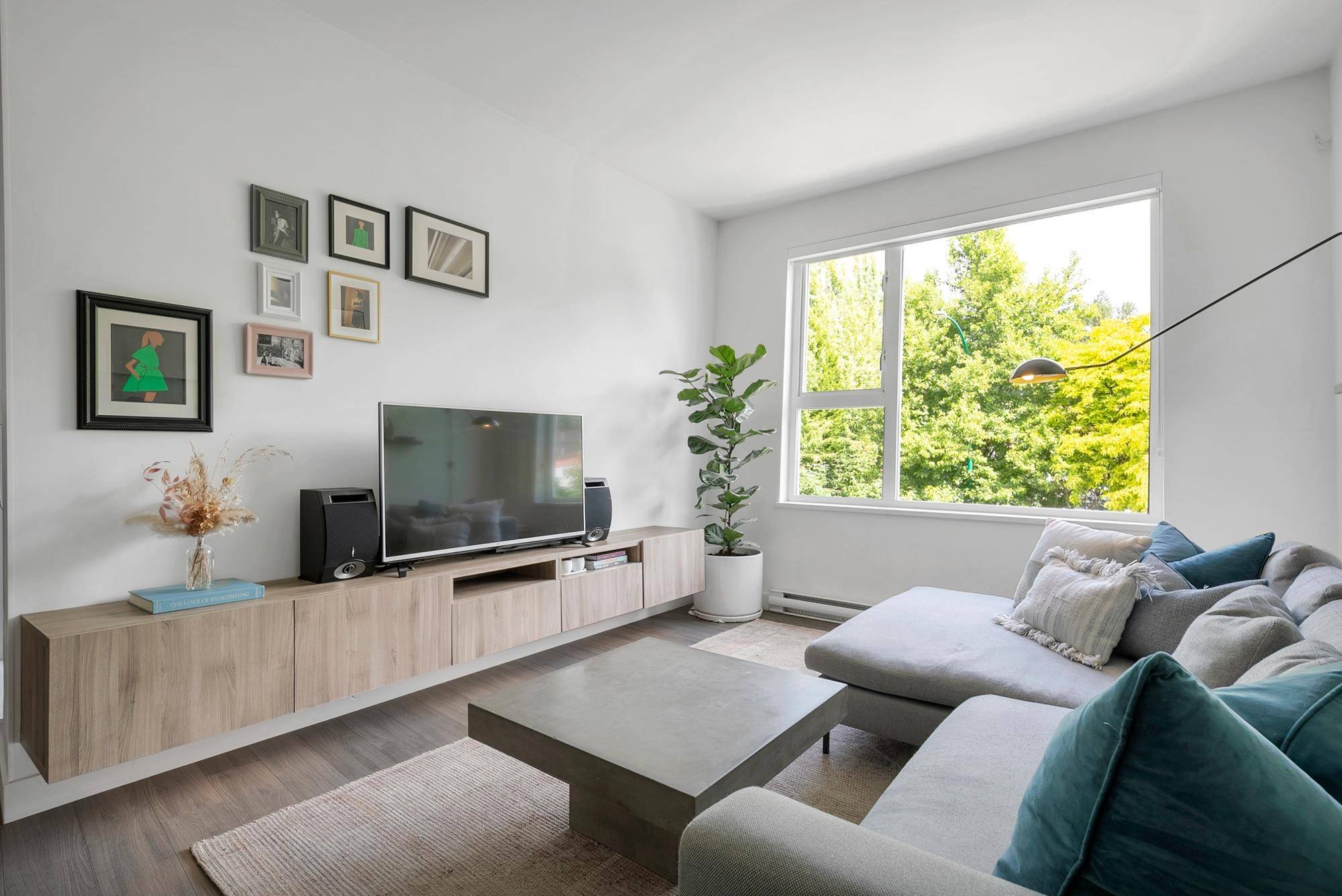 1201 W 16th ST #201 North Vancouver, BC V7P 1R5