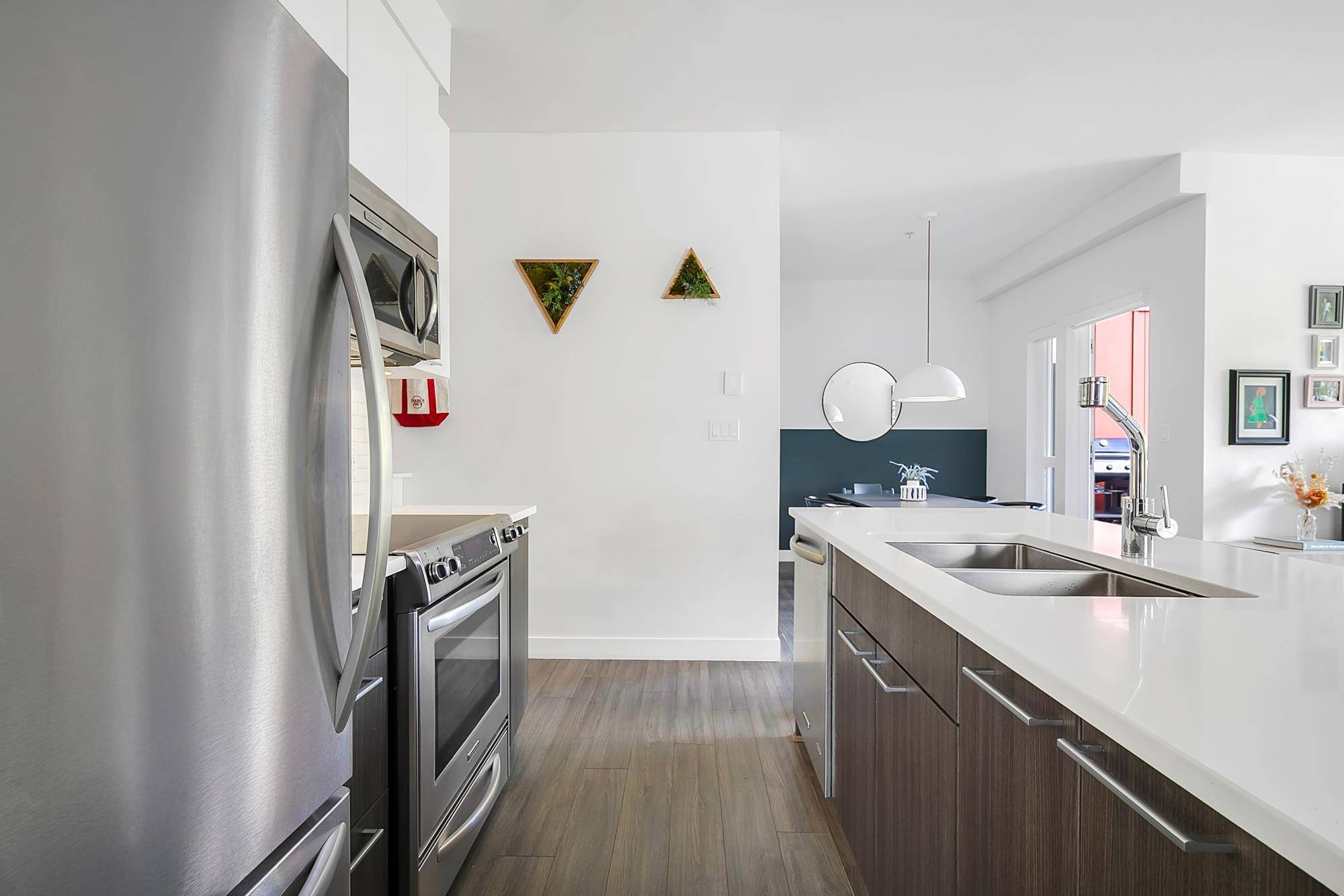 1201 W 16th ST #201 North Vancouver, BC V7P 1R5