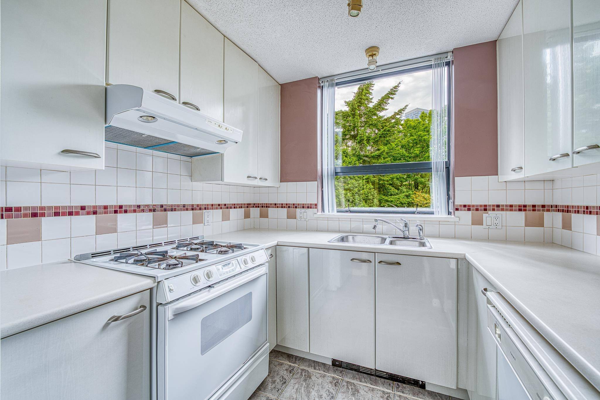 4505 Hazel ST #206 Burnaby, BC V5H 4T1