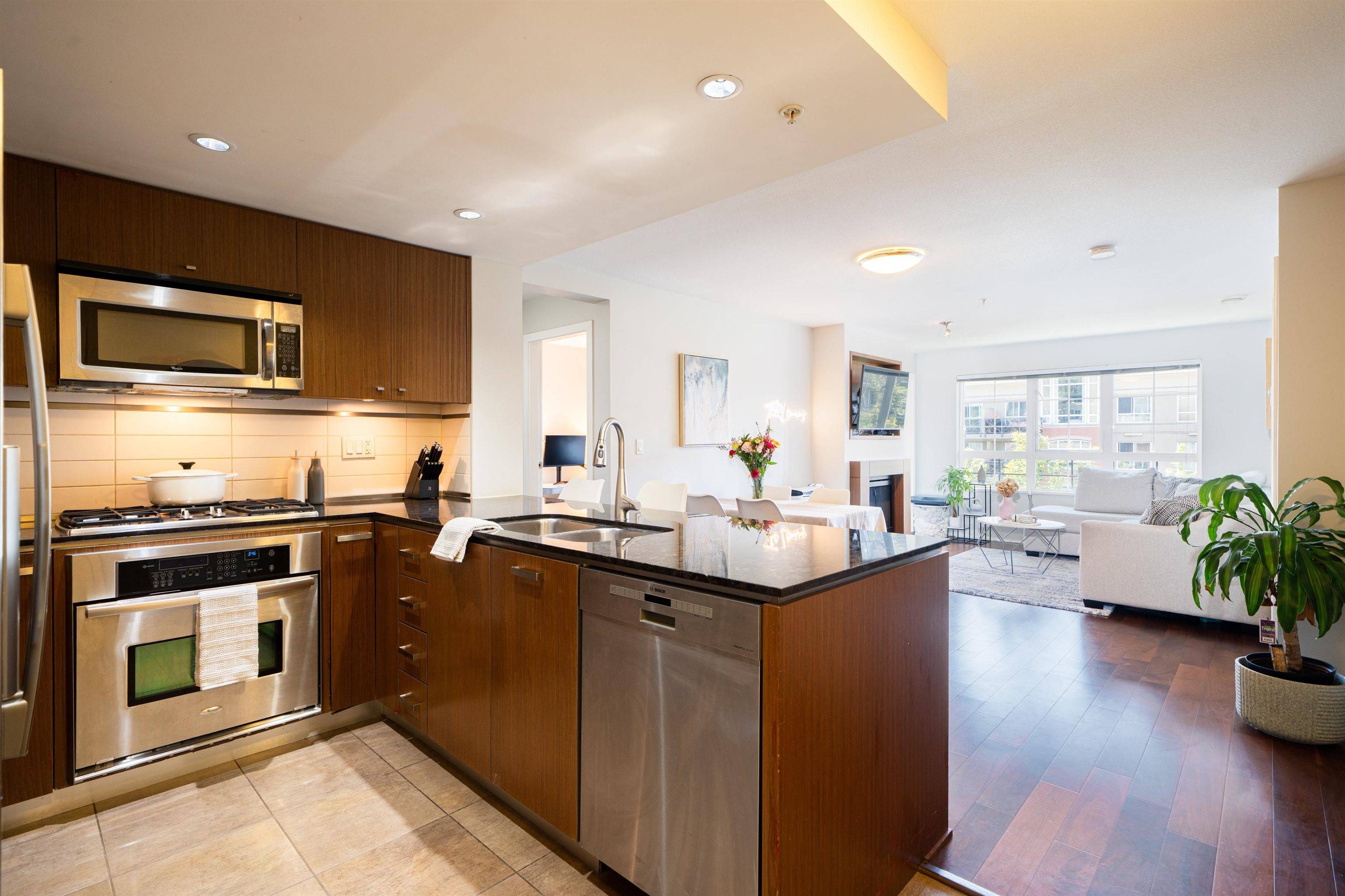 Surrey, BC V4P 0E4,2940 King George BLVD #313