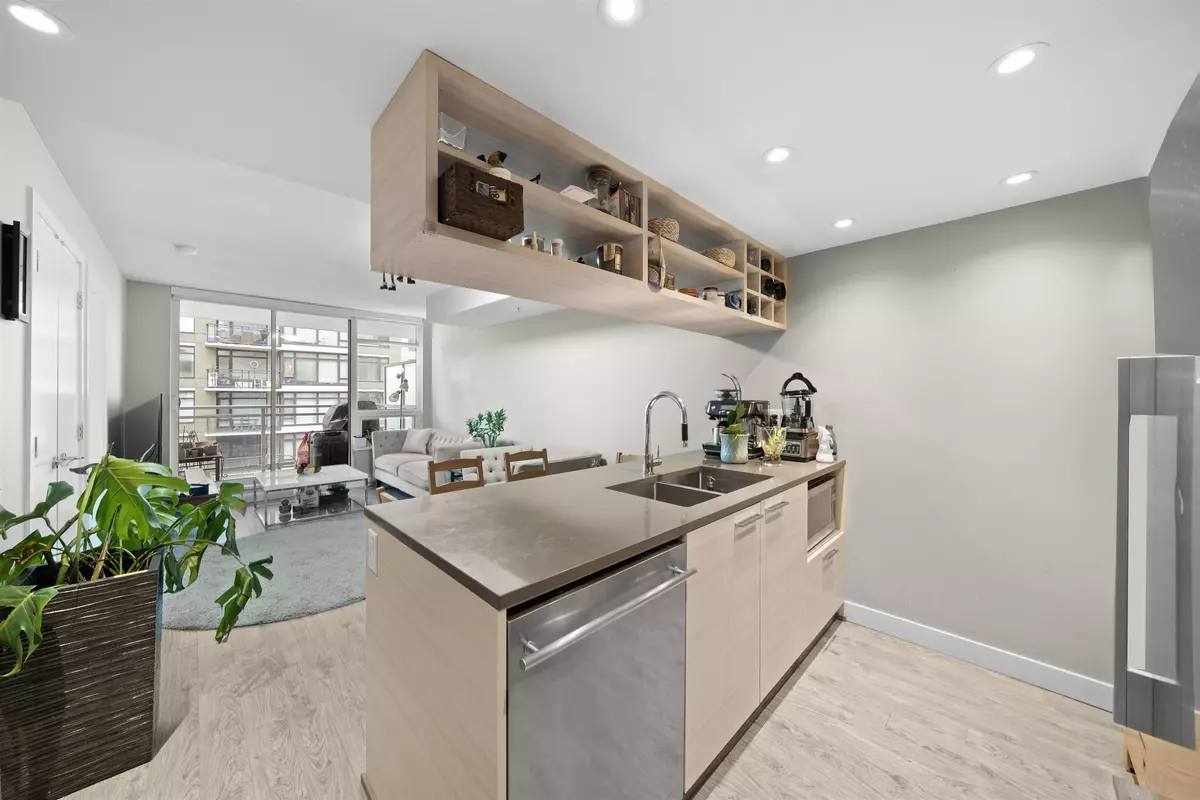 Richmond, BC V6Y 0J3,6188 No. 3 RD #813
