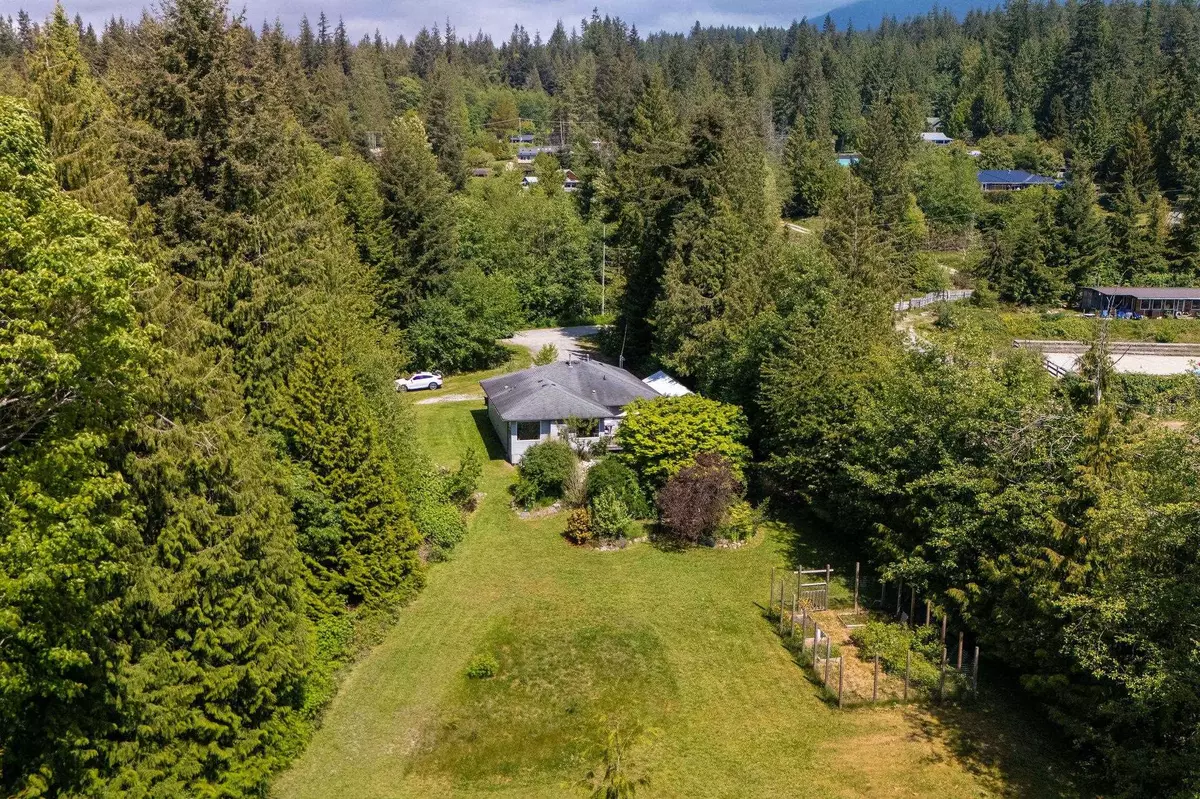 Roberts Creek, BC V0N 2W4,2557 Miles RD