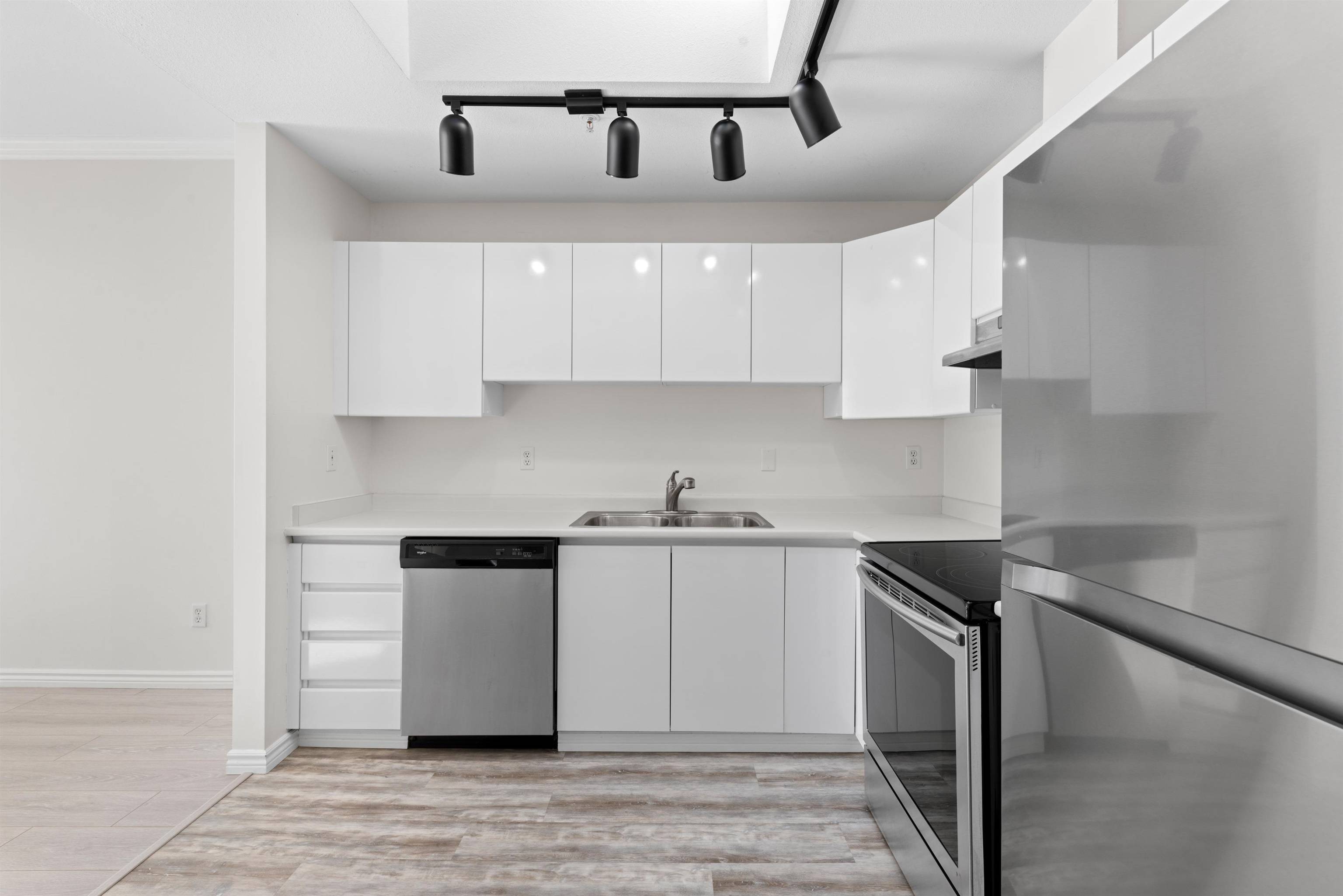 Richmond, BC V6Y 3W7,7633 St. Albans RD #309