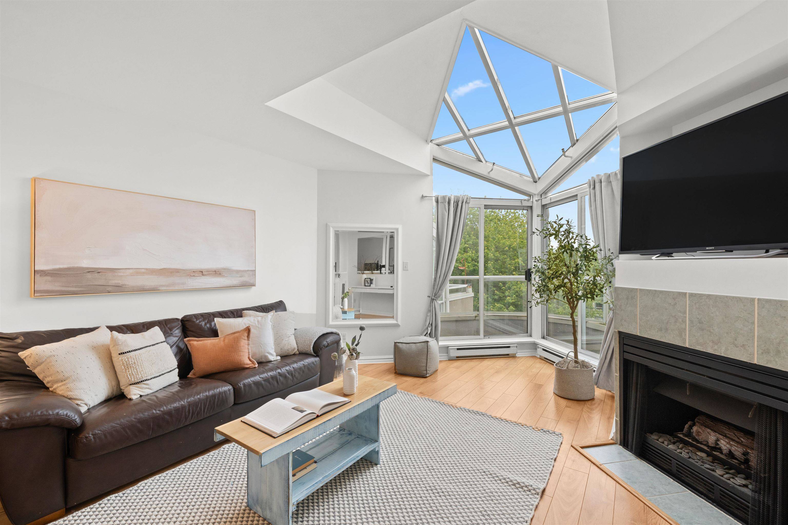 Vancouver, BC V5Z 1C3,908 W 7th AVE #405