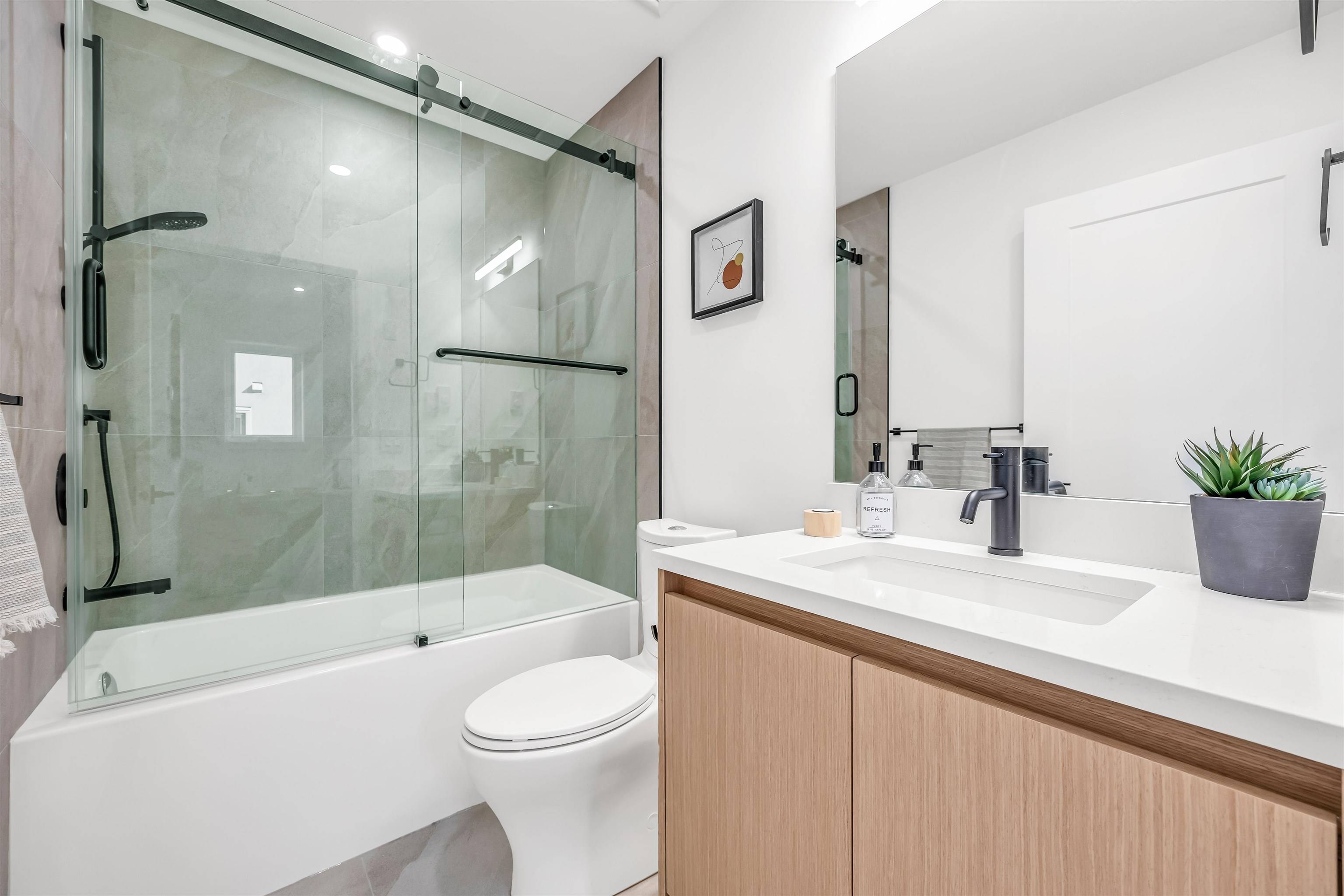 Vancouver, BC V6P 1H5,6815 Oak ST