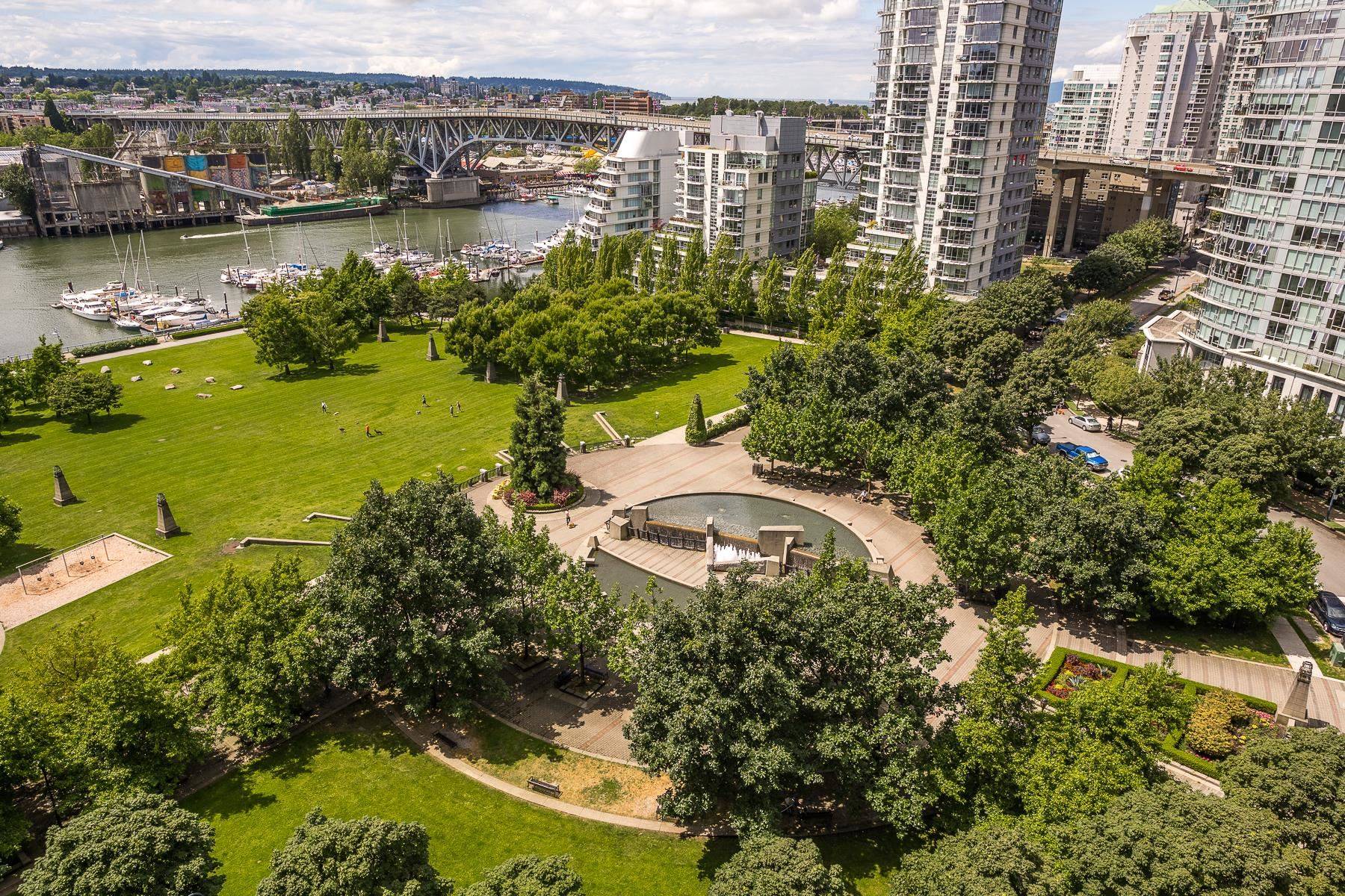 455 Beach CRES #1705 Vancouver, BC V6Z 3E5