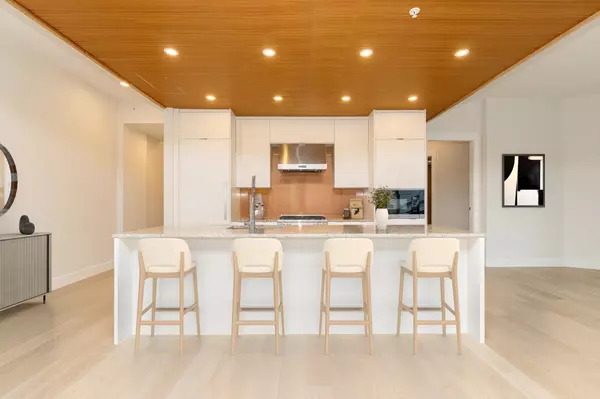 West Vancouver, BC V7W 2B2,6687 Nelson AVE #401