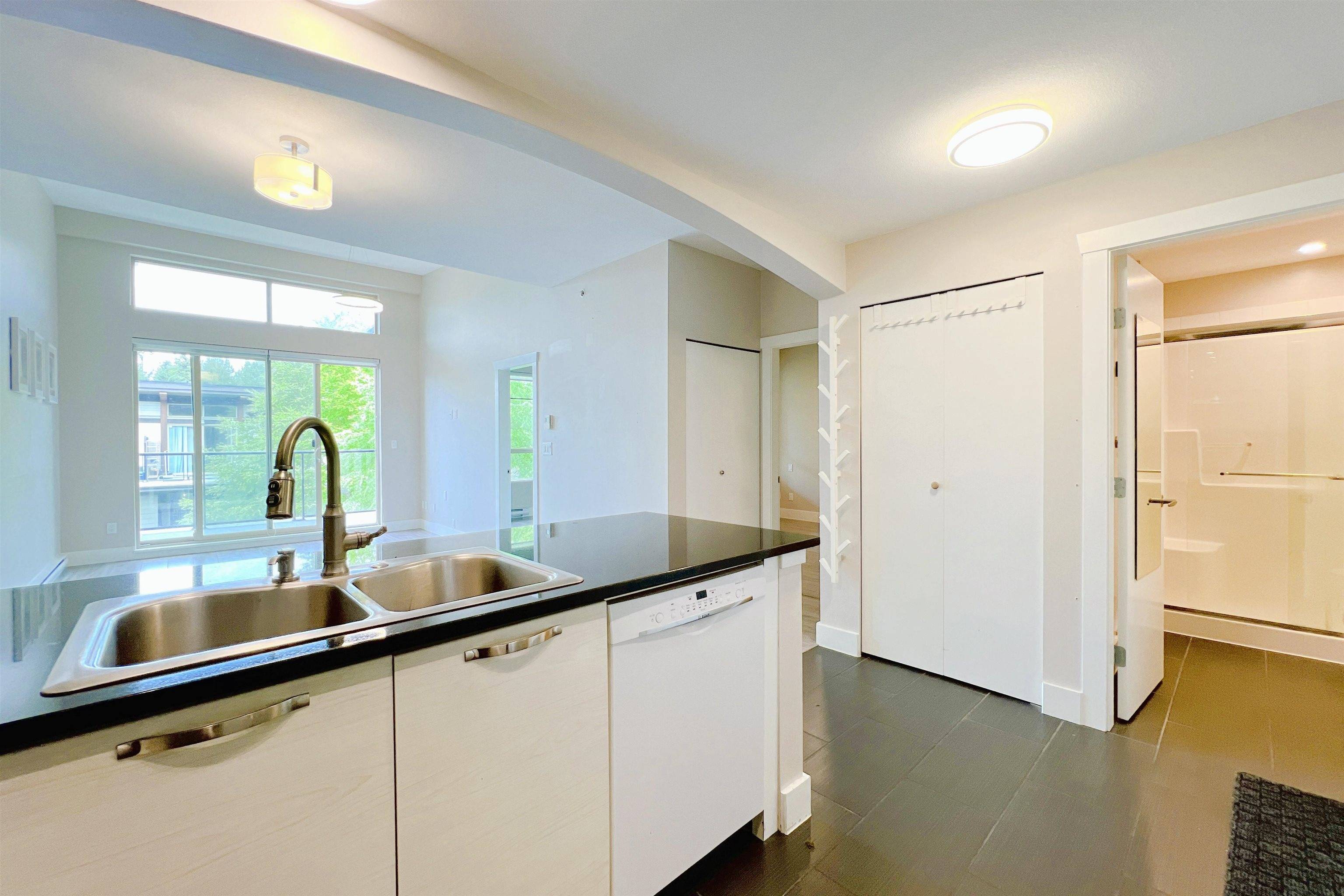 Burnaby, BC V3N 0B6,7488 Byrnepark WALK #405