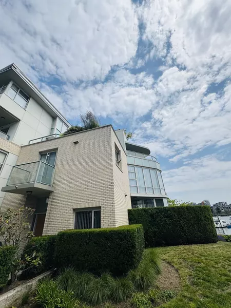 1228 Marinaside CRES #122, Vancouver, BC V6Z 2W4