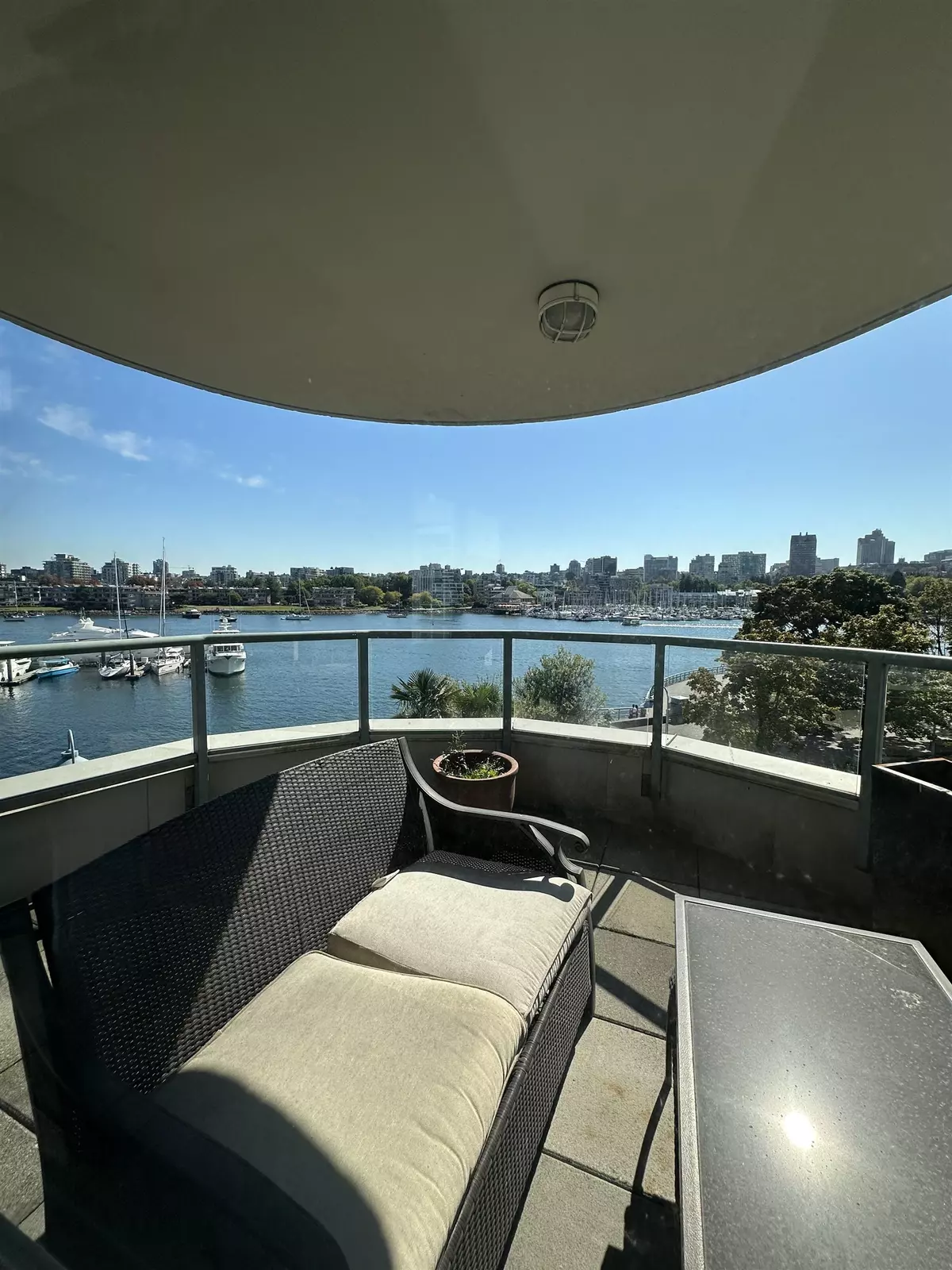 Vancouver, BC V6Z 2W4,1228 Marinaside CRES #122